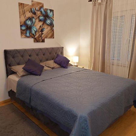 Apartments Tulipan - With Free Private Parking Garage モスタル エクステリア 写真