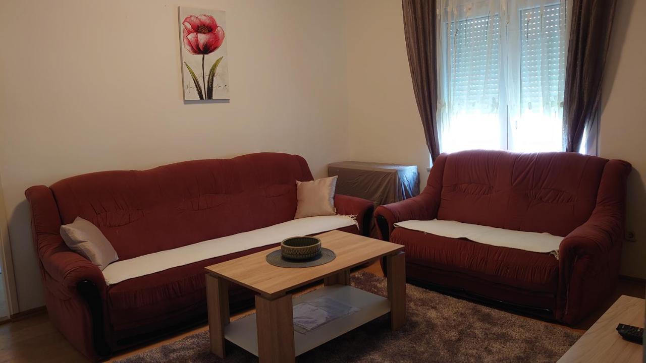Apartments Tulipan - With Free Private Parking Garage モスタル エクステリア 写真
