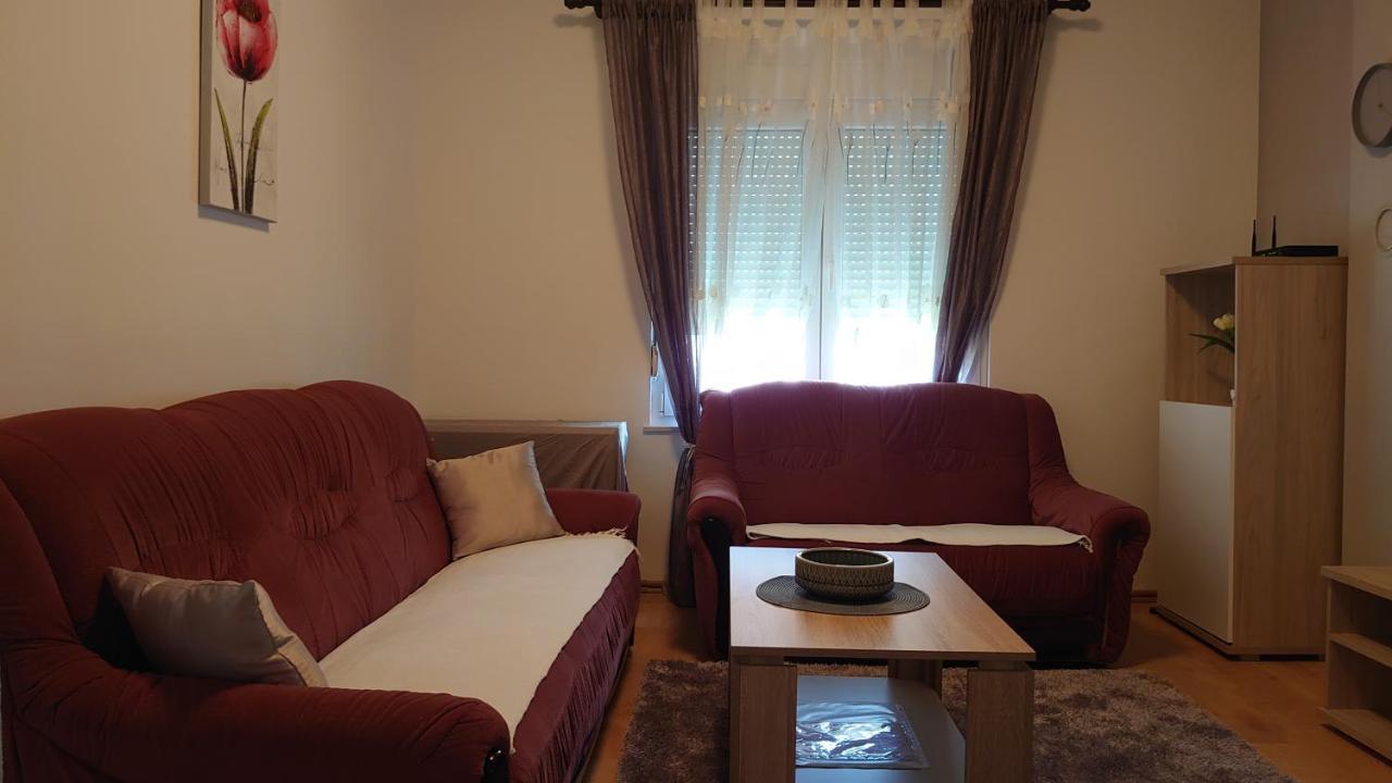 Apartments Tulipan - With Free Private Parking Garage モスタル エクステリア 写真