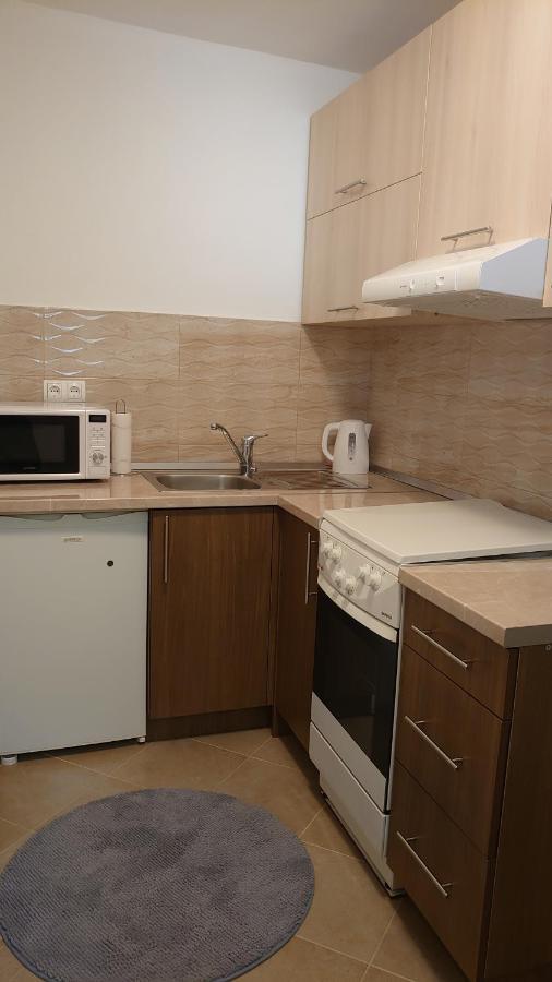 Apartments Tulipan - With Free Private Parking Garage モスタル エクステリア 写真