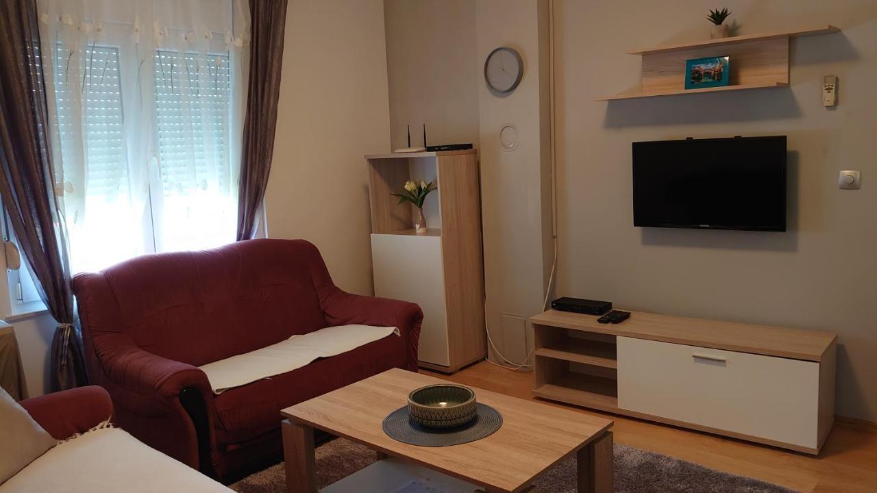 Apartments Tulipan - With Free Private Parking Garage モスタル エクステリア 写真