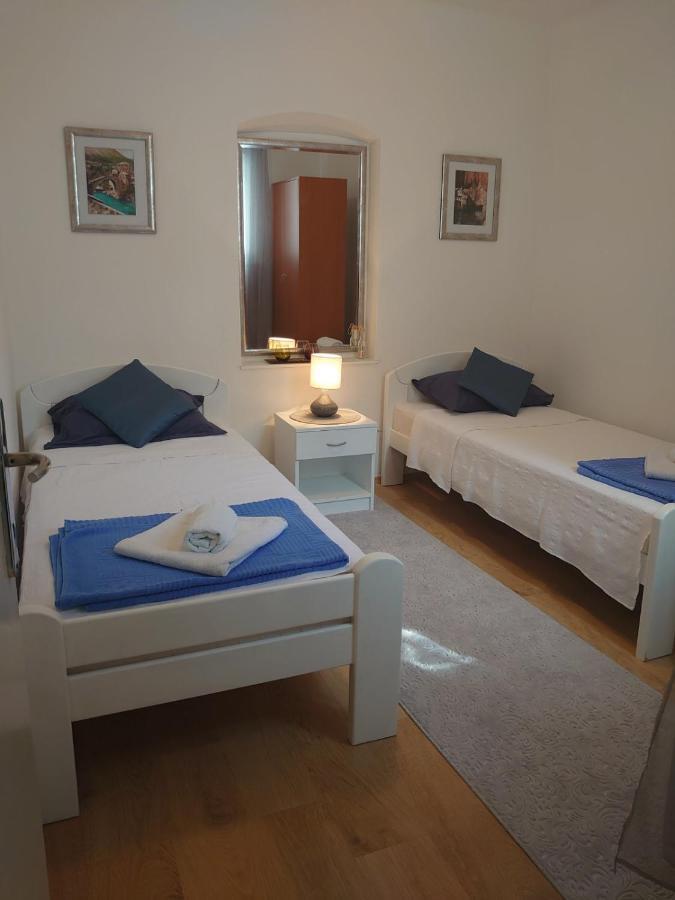 Apartments Tulipan - With Free Private Parking Garage モスタル エクステリア 写真