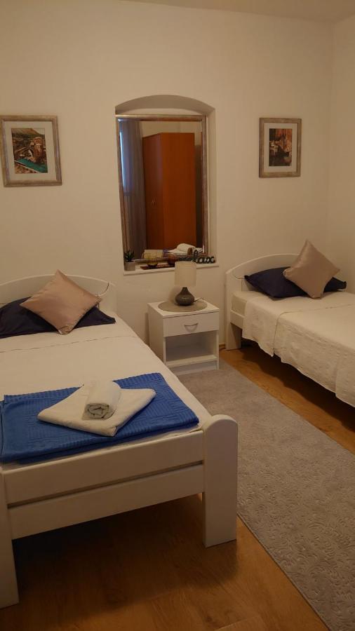 Apartments Tulipan - With Free Private Parking Garage モスタル エクステリア 写真