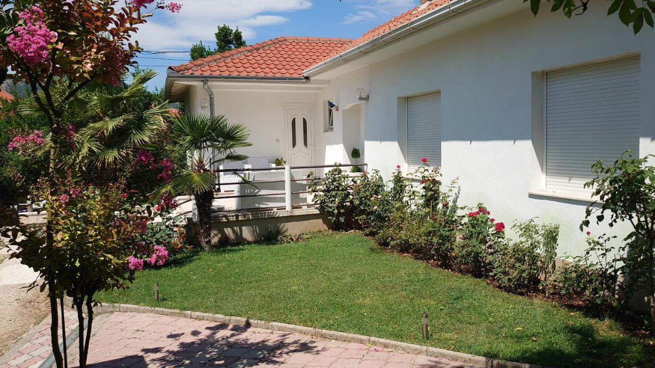 Apartments Tulipan - With Free Private Parking Garage モスタル エクステリア 写真