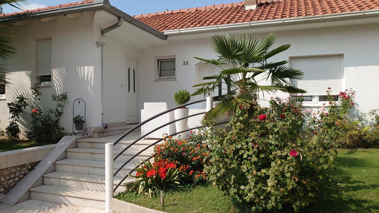 Apartments Tulipan - With Free Private Parking Garage モスタル エクステリア 写真