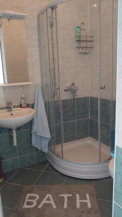 Apartments Tulipan - With Free Private Parking Garage モスタル エクステリア 写真