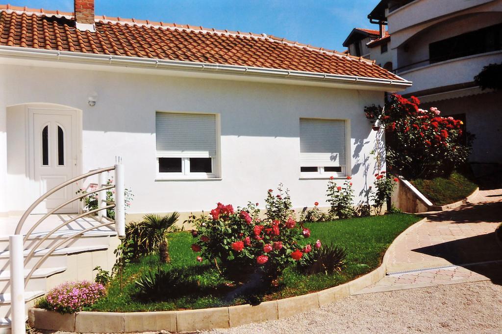 Apartments Tulipan - With Free Private Parking Garage モスタル エクステリア 写真
