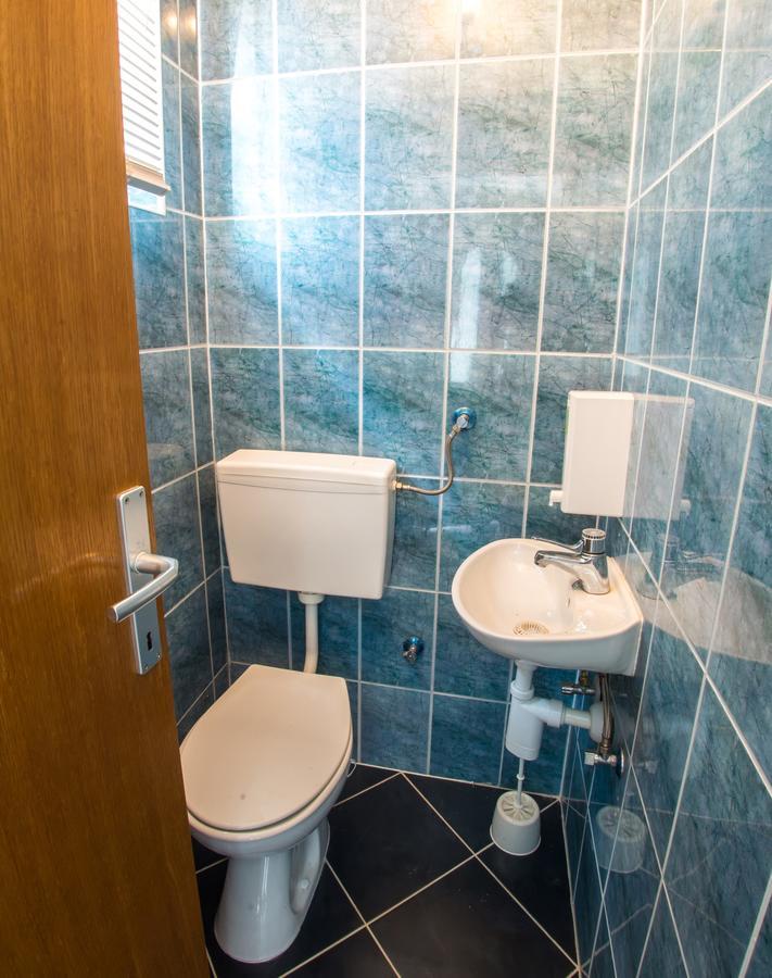 Apartments Tulipan - With Free Private Parking Garage モスタル エクステリア 写真