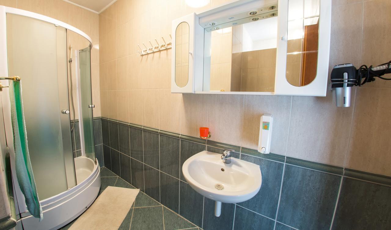 Apartments Tulipan - With Free Private Parking Garage モスタル エクステリア 写真