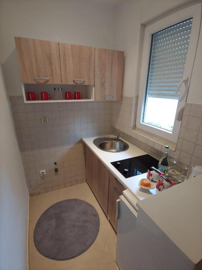 Apartments Tulipan - With Free Private Parking Garage モスタル エクステリア 写真